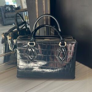 Faux Crocodile Leather Purse Black Exterior with Gold Hardware and many pockets